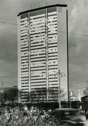 Gio Ponti & Pier Luigi Nervi, Grattacielo Pirelli, Milano, 1960. Photo Paolo Monti, 1965 CC BY SA 4.0 via Wikimedia