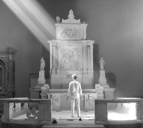 H. Schwab, Chiesa di Sant'Aniello a Caponapoli. Gianluigi Maria Masucci durante la realizzazione di Omaggio alle divinità solari e lunari. Courtesy l'artista