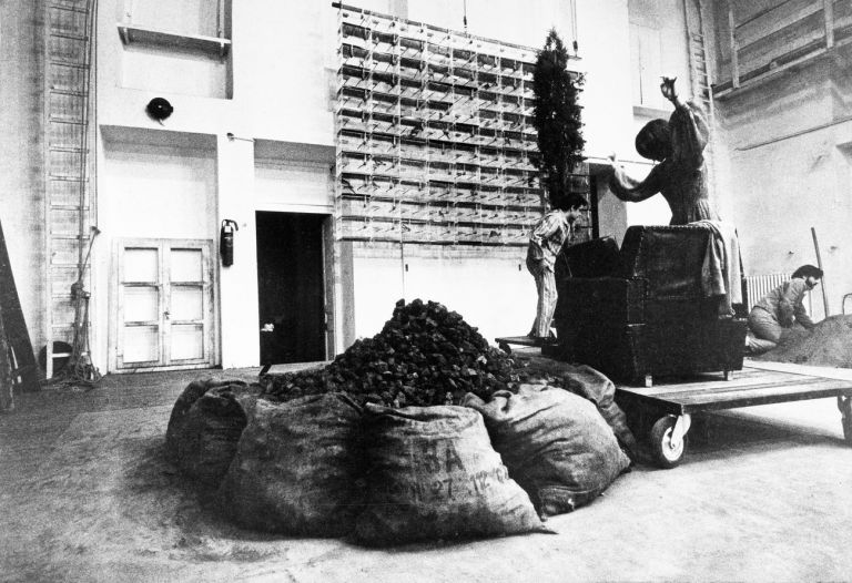 I testimoni. Teatro Gobetti, Torino 1968. Photo Claudio Abate © Archivio Claudio Abate. Courtesy Archivio Jannis Kounellis