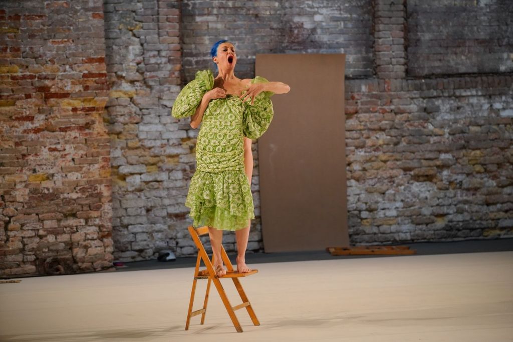 La danza iconoclasta de La Ribot, Leone d’Oro alla Biennale Danza 2020