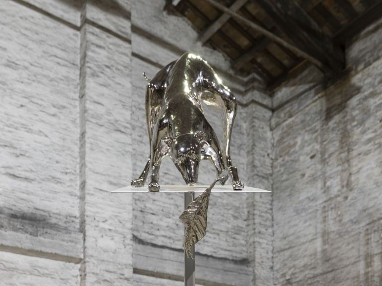 Liliana Moro, Anemos, 2019, ceramica smaltata in platino, base in ferro verniciato. Collezione privata. Photo Roberto Marossi