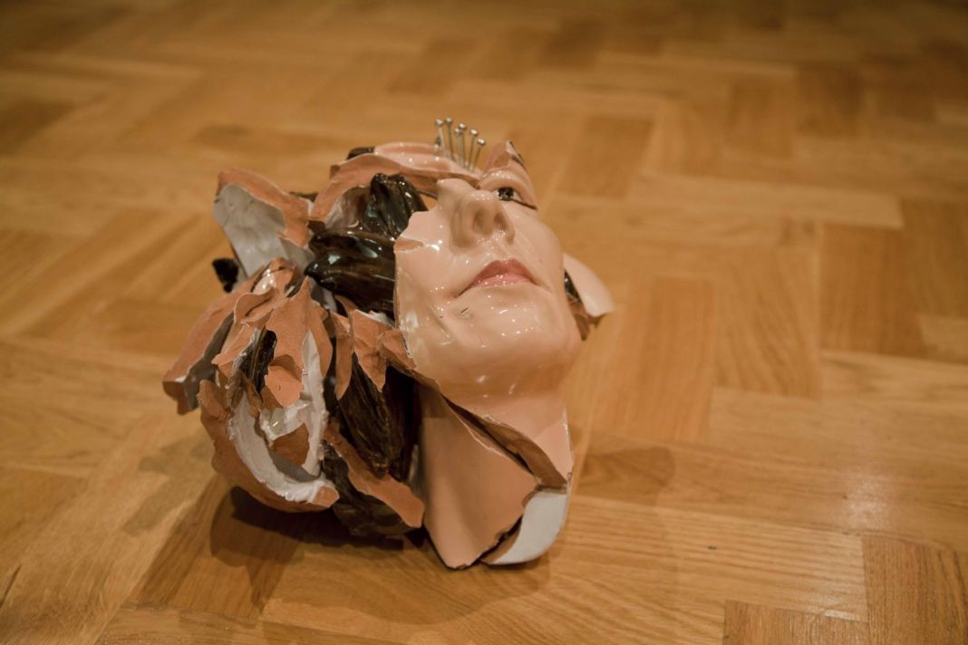 Liliana Moro, Fall #1, 2014, ceramica smaltata, colla, orecchini, acciaio. Collezione privata. Photo Liliana Moro