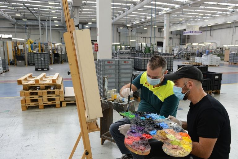 Matteo Fato, Gentile come un ritratto, 2020. Un momento del workshop in FIME Elica Motors Division, Castelfidardo. Courtesy Fondazione Ermanno Casoli. Photo Michele Alberto Sereni