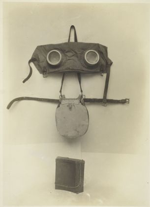 Maschera antigas per cavallo, 1917 18, stampa ai sali d’argento. Archives Nationales, Francia