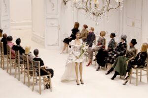 Partire dal piccolo per creare il nuovo. La sfilata di marionette di Moschino