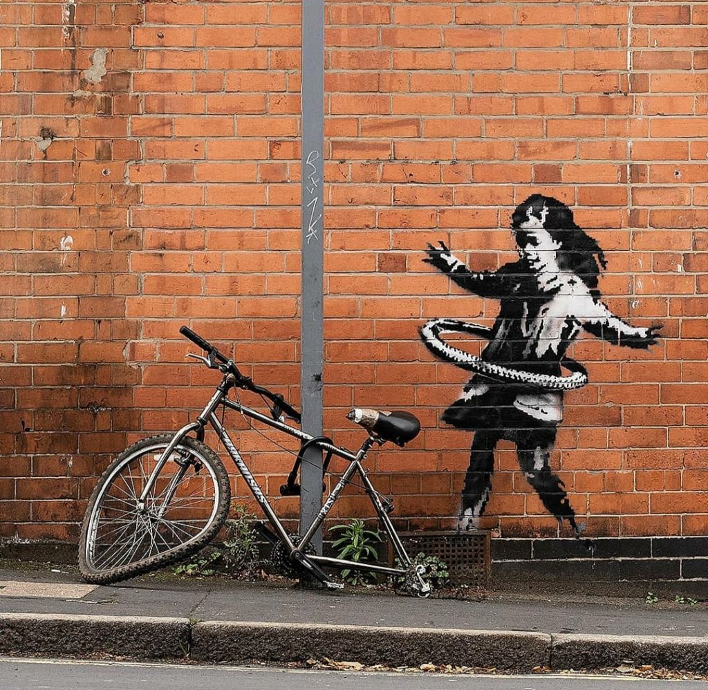La bimba con l’hula-hoop è di Banksy: rivendicato il muro di Nottingham. Ma qualcuno smentisce