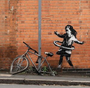 La bimba con l’hula-hoop è di Banksy: rivendicato il muro di Nottingham. Ma qualcuno smentisce