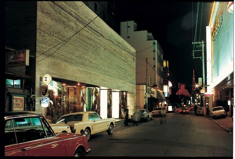 Paolo Riani, Caesar’s Palace, Tokyo, 1969. Il distretto di Hakasaka. Le superfici ricurve di ottone lucidato a specchio riflettono la vita in movimento della strada trasformandola in un mughen (sogno). Photo Paolo Riani