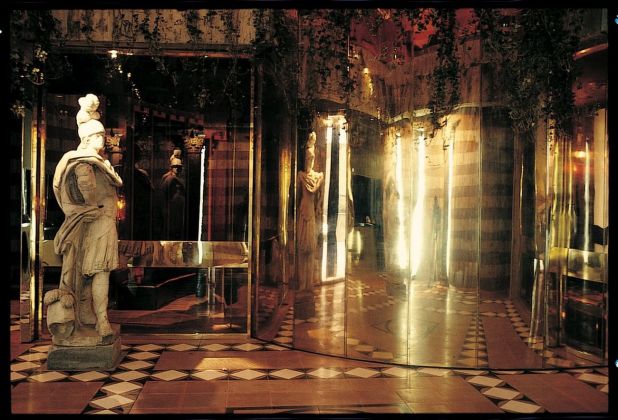 Paolo Riani, Caesar’s Palace, Tokyo, 1969. Il tema dei contenitori in ottone continua all’interno dell’edificio accentuando l’effetto mughen. Le statue ai lati della porta sono originali. Photo Paolo Riani