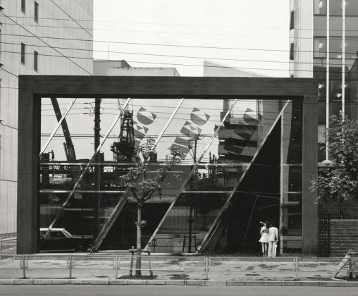 Paolo Riani, MEC – Mitsubishi Estate CO, Edificio direzionale e showroom, Aoyama-dori Tokyo, 1971. Una cornice di cemento nero limita la facciata sulla strada fatta con vero specchio non trasparente. Photo A. Kawasumi
