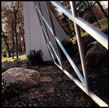 Paolo Riani, Hampden Country Club, Hampden, Massachusetts, 1974. Dettaglio della facciata con i mullions di alluminio lucidato che evidenzia l’inclinazione della facciata. Photo Paolo Riani