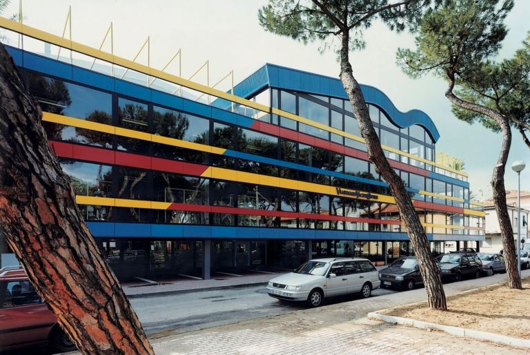 Paolo Riani, Viareggio Yacht Centre (Centro Congressi), Viareggio, 1993. Fronte sulla piazza alberata. Piano terra esposizioni, primo e secondo piano direzionale, terzo piano ristorante. Photo Paolo Riani