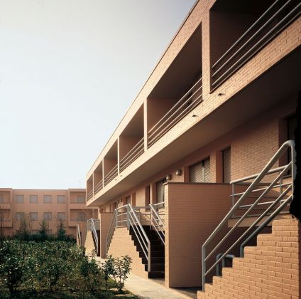 Paolo Riani, Appartamenti Pieve Park, Pieve a Nievole, 1985. Dettaglio dei duplex. Sullo sfondo un condominio. Photo Paolo Riani