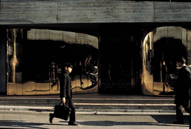 Paolo Riani, Caesar’s Palace, Tokyo, 1969. Anche di giorno la vita della strada si riflette sull’edificio. Photo Paolo Riani