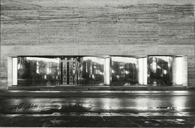 Paolo Riani, Caesar’s Palace, Tokyo, 1969. Prospetto sulla via. I contenitori metallici contrastano con la parete ruvida di cemento. Photo Eizaburo Hara, Tokyo