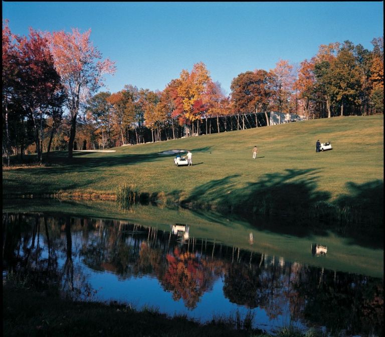 Paolo Riani, Hampden Country Club, Hampden, Massachusetts, 1974. L’edificio fra gli alberi sul campo da golf. Photo Paolo Riani