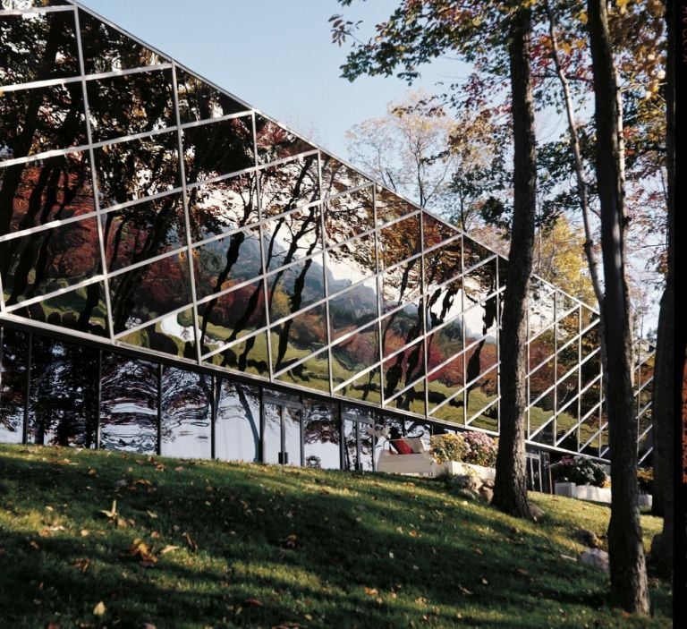 Paolo Riani, Hampden Country Club, Hampden, Massachusetts, 1974. La facciata di vetro specchio riflette gli alberi e il paesaggio. Photo Paolo Riani