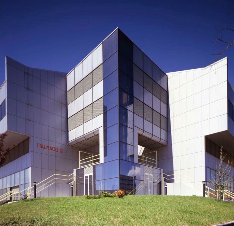 Paolo Riani, Italmaco II, Edificio direzionale (sede INAIL), Viareggio, 1987. La torre angolare con i collegamenti verticali. Photo Aldo Ballo, Milano