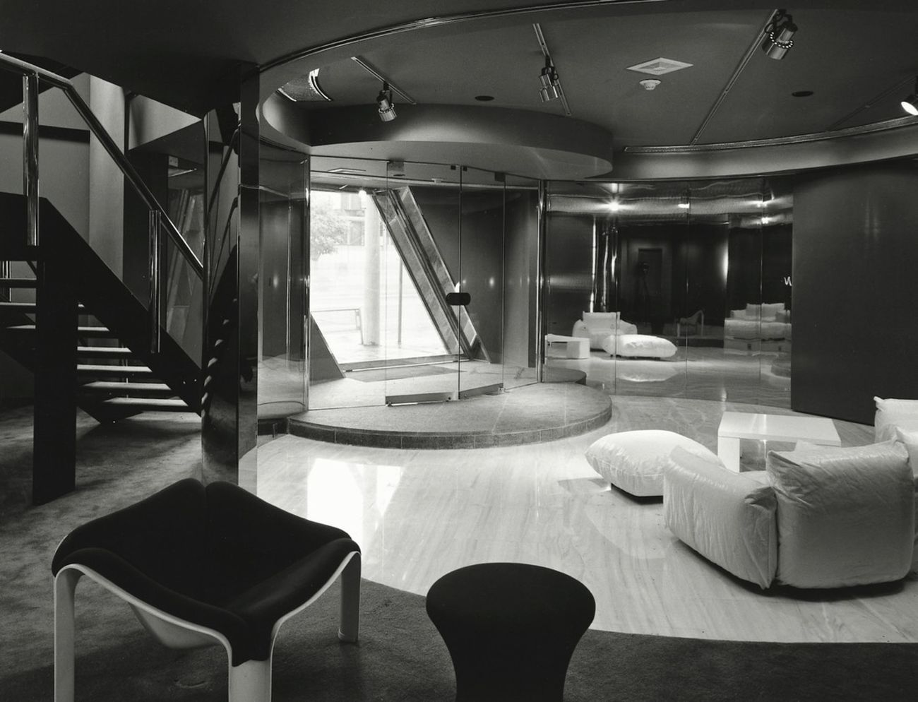 Paolo Riani, MEC – Mitsubishi Estate CO, Edificio direzionale e showroom, Aoyama dori Tokyo, 1971. Interno, esposizione di mobili. Photo A. Kawasumi