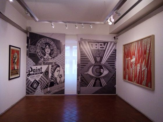 Shepard Obey e Giulio Turcato. Installation view at Galleria Comunale d’Arte Moderna, Roma 2020. Photo Luca Arnaudo