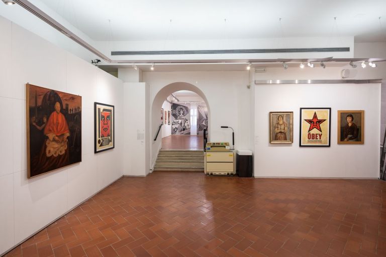 Shepard Obey. Exhibition view at Galleria Comunale d’Arte Moderna, Roma 2020