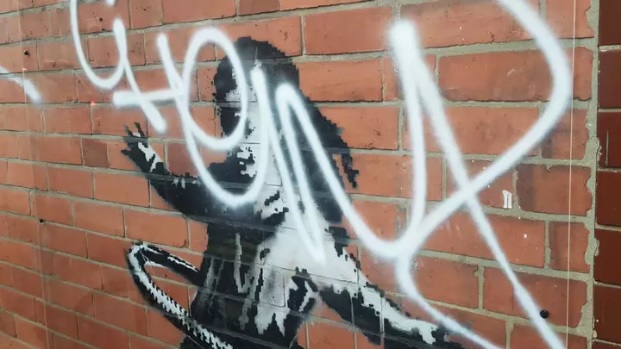 Vandalizzata l'opera di Banksy a Nottingham., fortunamente protetta da perspex