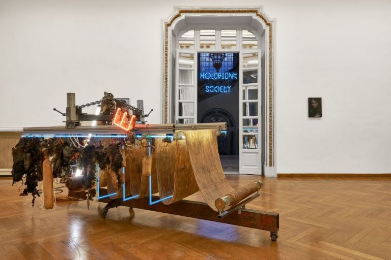 We Hybrids!. Chloé Delarue (primo piano) _ Gabriele Garavaglia (a parete) _ Dominique Koch (sullo sfondo). Installation view at Istituto Svizzero, Roma 2020. Courtesy of the artists & Istituto Svizzero, Roma-Milano