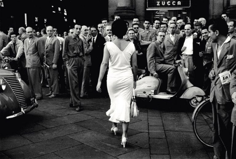 MARIO DE BIASI Gli italiani si voltano, 1954 © Archivio Mario De Biasi