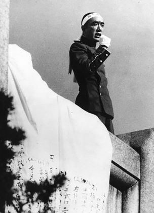 25 novembre1970. Mishima arringa i membri del Takenokai e i miltari poco prima di suicidarsi