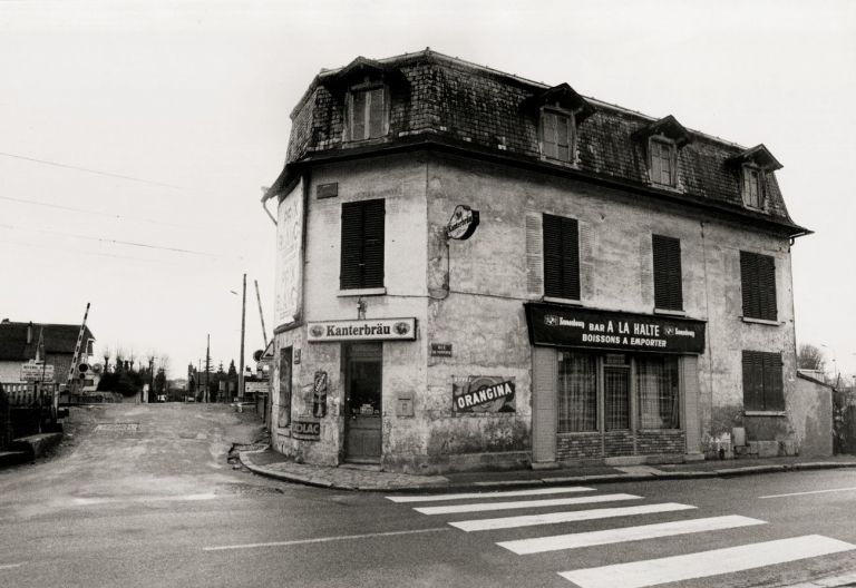 A la Halte, il bar della stazione di Chaponval, rue Pontoise (Val d’Oise, Ile de France) (© photo Dondero_De Marco 1990_Sulle tracce di Van Gogh)