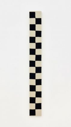 Adelaide Cioni, Ab ovo. Black and white checkers, 2020, lana cucita su tela, 200x23 cm. Photo C. Favero. Courtesy l'artista & P420, Bologna