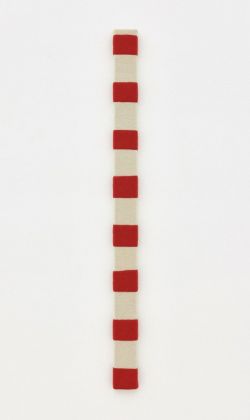 Adelaide Cioni, Ab ovo. Red e white stripes, 2020, lana cucita su tela, 116x8 cm. Photo C. Favero. Courtesy l'artista & P420, Bologna