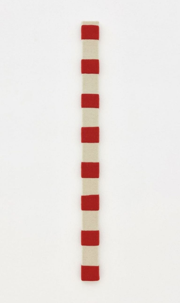 Adelaide Cioni, Ab ovo. Red e white stripes, 2020, lana cucita su tela, 116x8 cm. Photo C. Favero. Courtesy l'artista & P420, Bologna