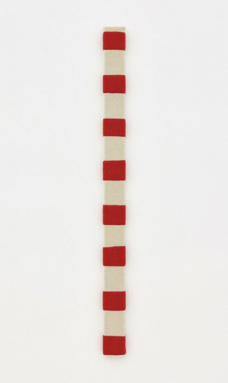 Adelaide Cioni, Ab ovo. Red e white stripes, 2020, lana cucita su tela, 116x8 cm. Photo C. Favero. Courtesy l'artista & P420, Bologna