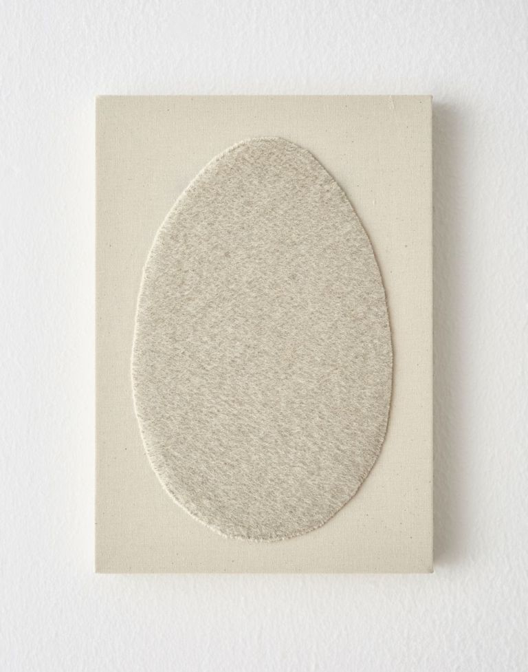Adelaide Cioni, Ab ovo. White egg, 2020, lana cucita su tela, 34x24 cm. Photo C. Favero