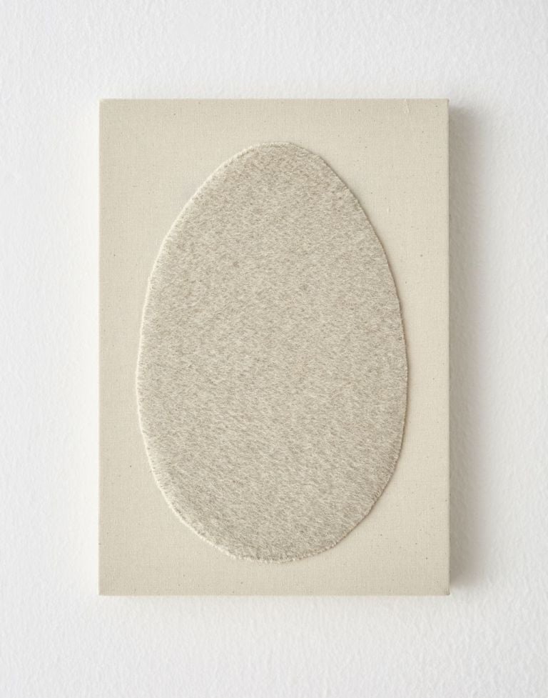 Adelaide Cioni, Ab ovo. White egg, 2020, lana cucita su tela, 34x24 cm. Photo C. Favero