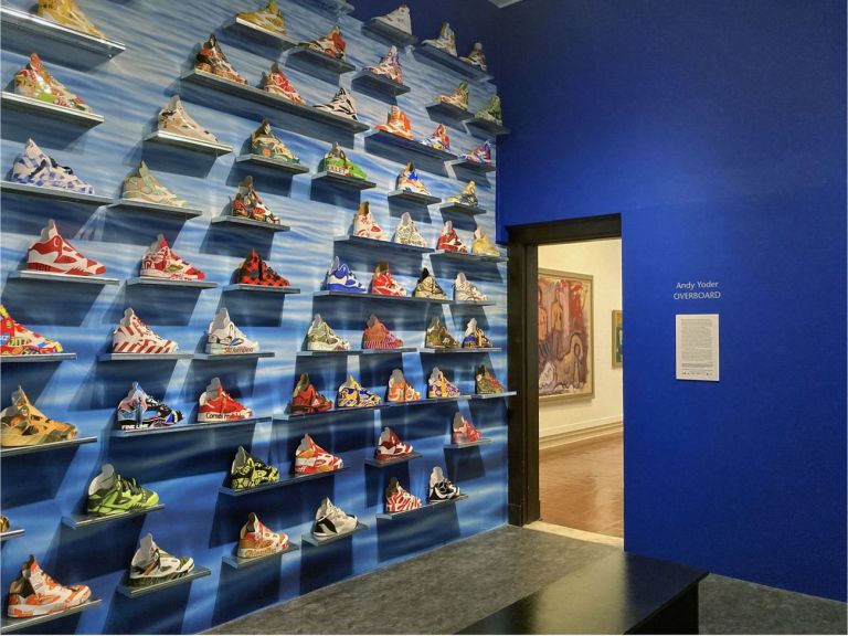 Andy Yoder. Overboard. Exhibition view at Brattleboro Museum Art Center Brattleboro 2020 5 250 Nike di cartone. Una mostra nel Vermont