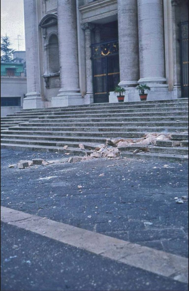 Basilica dell'Incoronata Madre del Buon Consiglio, Capodimonte, Napoli. I danni a causa del terremoto del 1980