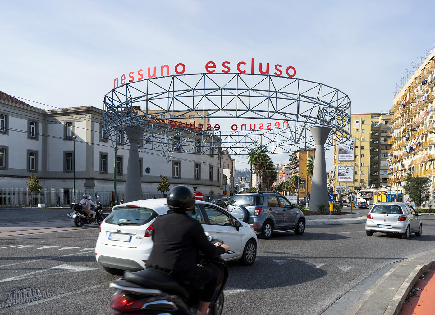 Bianco-Valente, Nessuno escluso, 2020, Installazione ambientale, lettere in ferro verniciato.