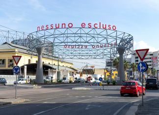 Bianco-Valente, Nessuno escluso, 2020, Installazione ambientale, lettere in ferro verniciato.