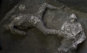 Il Covid non ferma gli scavi a Pompei. Scoperti due corpi in una villa con vista Golfo di Napoli