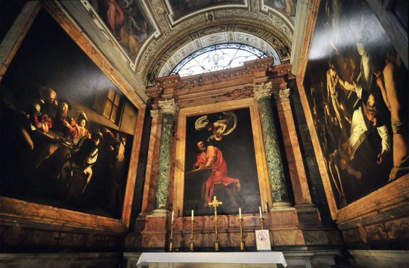 la chiesa di roma con tre mirabili tele di caravaggio