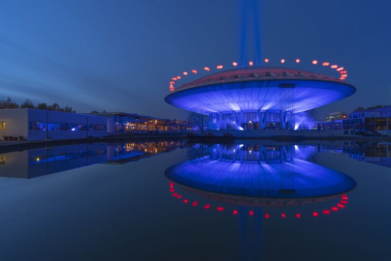 Evoluon in Eindhoven lit up by Kari Kola and red baloons by Ivo Schoofs - Glow 2020