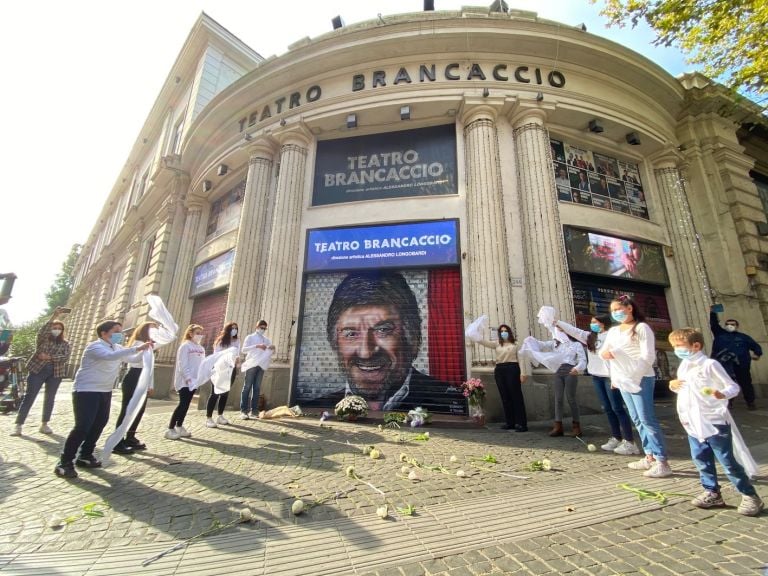 Il murale di Maupal dedicato a Gigi Proietti al Teatro Brancaccio di Roma