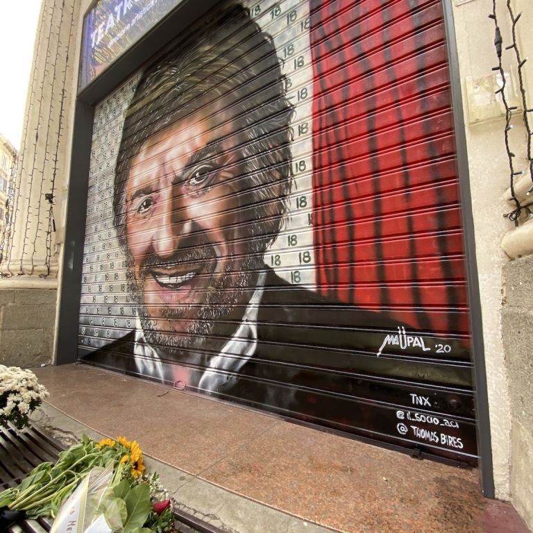 Il murale di Maupal dedicato a Gigi Proietti al Teatro Brancaccio di Roma