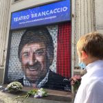 Il murale di Maupal dedicato a Gigi Proietti al Teatro Brancaccio di Roma