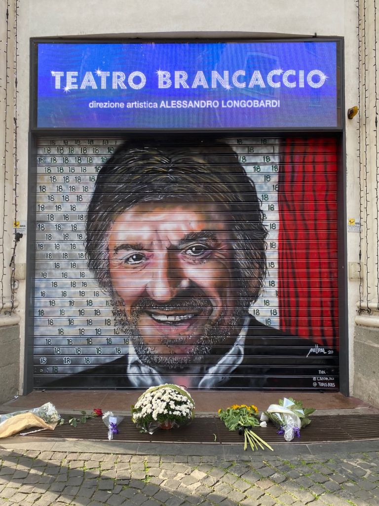 Il murale di Maupal dedicato a Gigi Proietti al Teatro Brancaccio di Roma