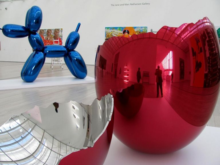 Jeff Koons, Cracked Egg (Red), 1994. Broad Contemporary Art Museum at LACMA, Los Angeles. Photo rocor CC BY NC 2.0