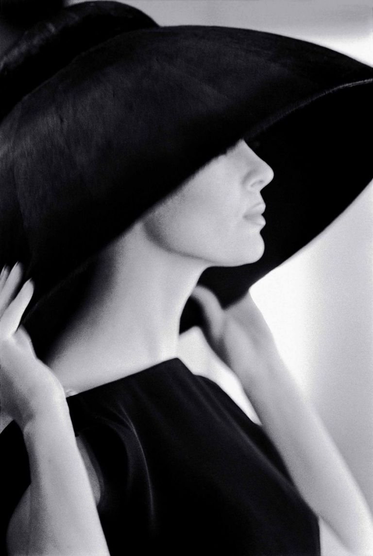 Jerry Schatzberg, Jean Newington con abito di Yves Saint Laurent, 1962 © Iconic Images