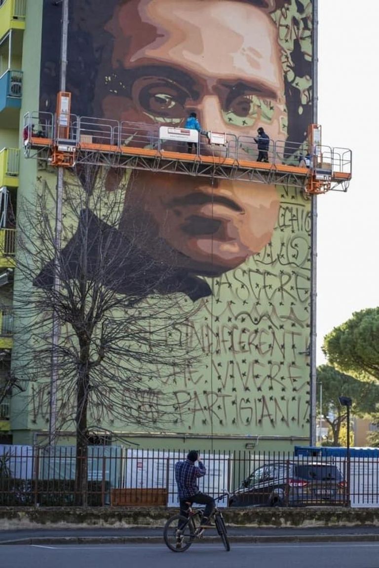 Jorit al lavoro a Firenze sul murale di Gramsci